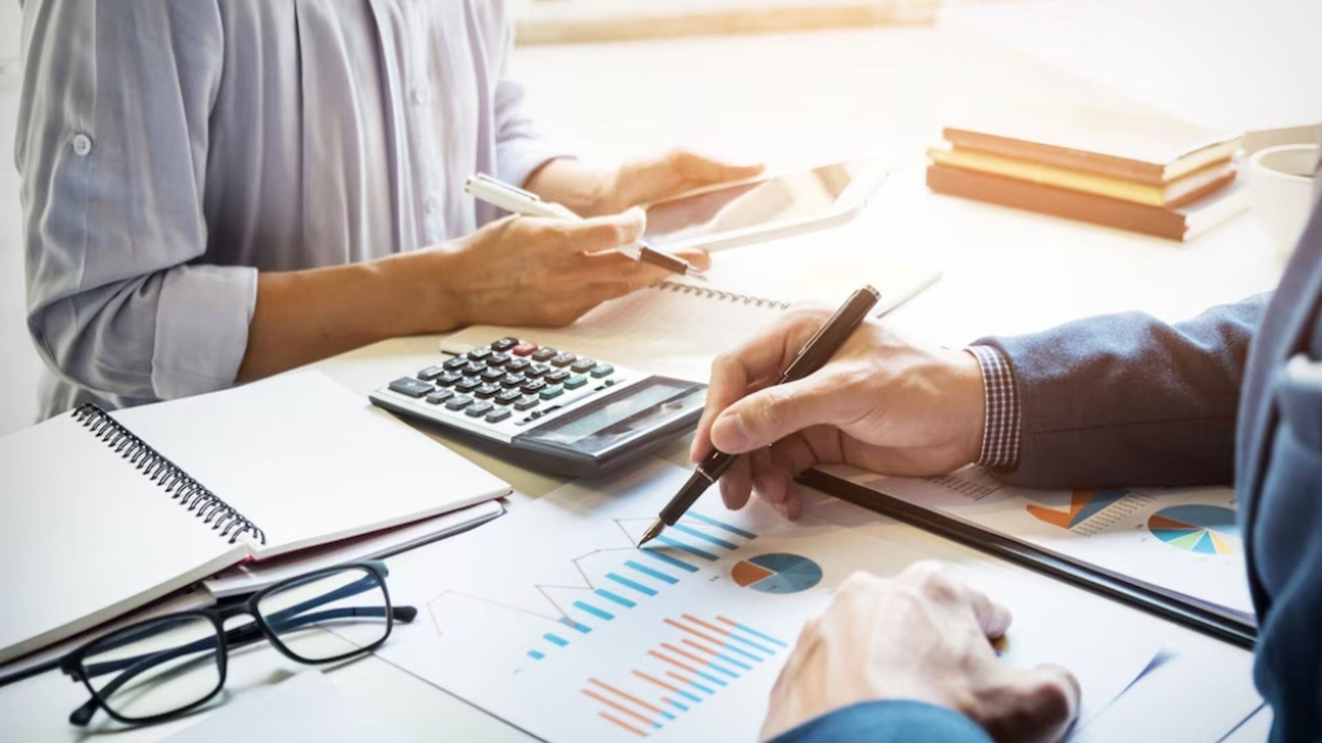 La comparativa evidencia la diferencia entre la estabilidad por 30 años garantizada a los grandes proyectos y la volatilidad regulatoria que afecta al 99% de las empresas del país.(Snowing)