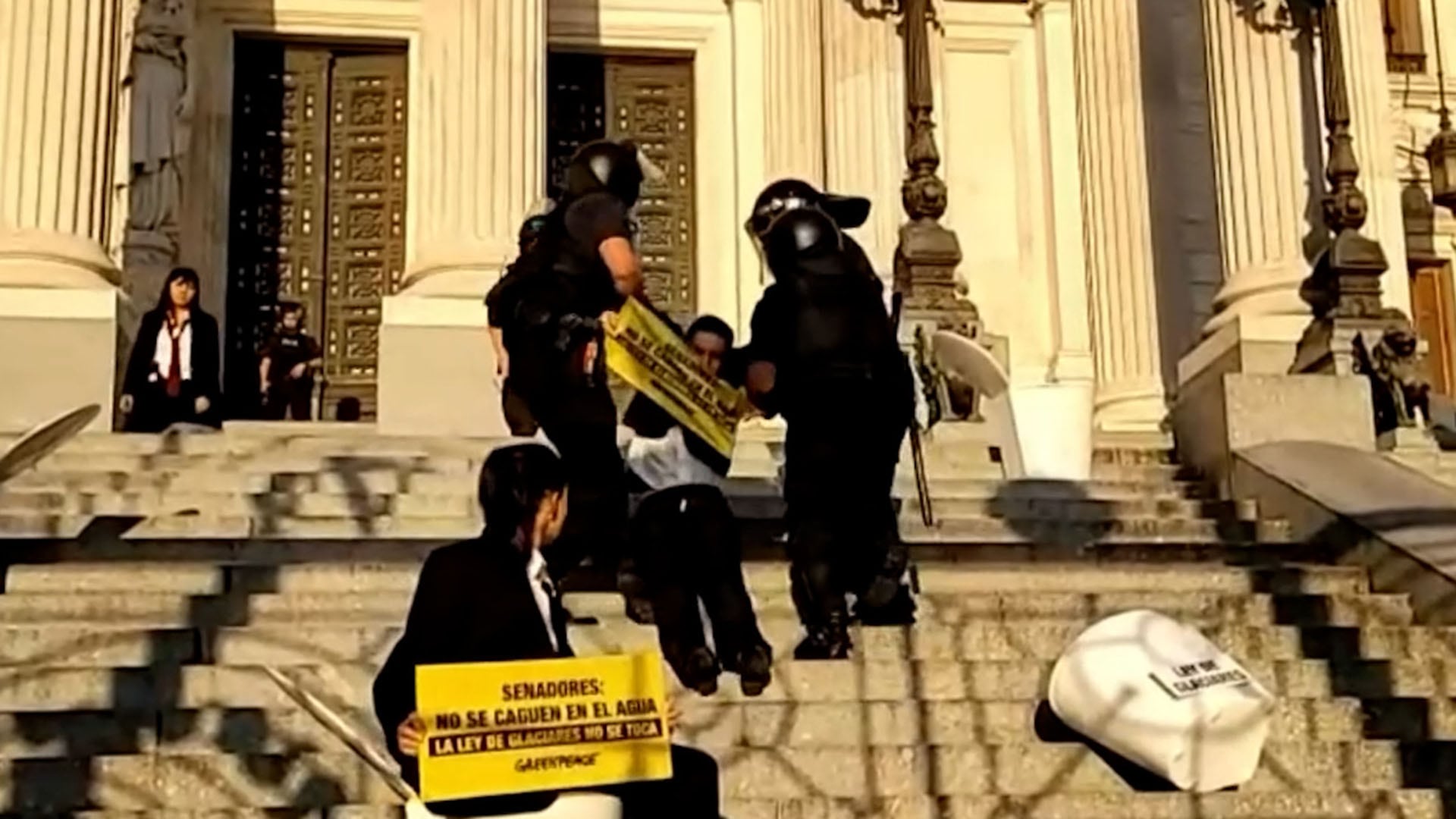 Ambientalistas que protestaban contra la Ley de Glaciares fueron detenidos por la policía en las escalinatas del Congreso. (Captura de video)