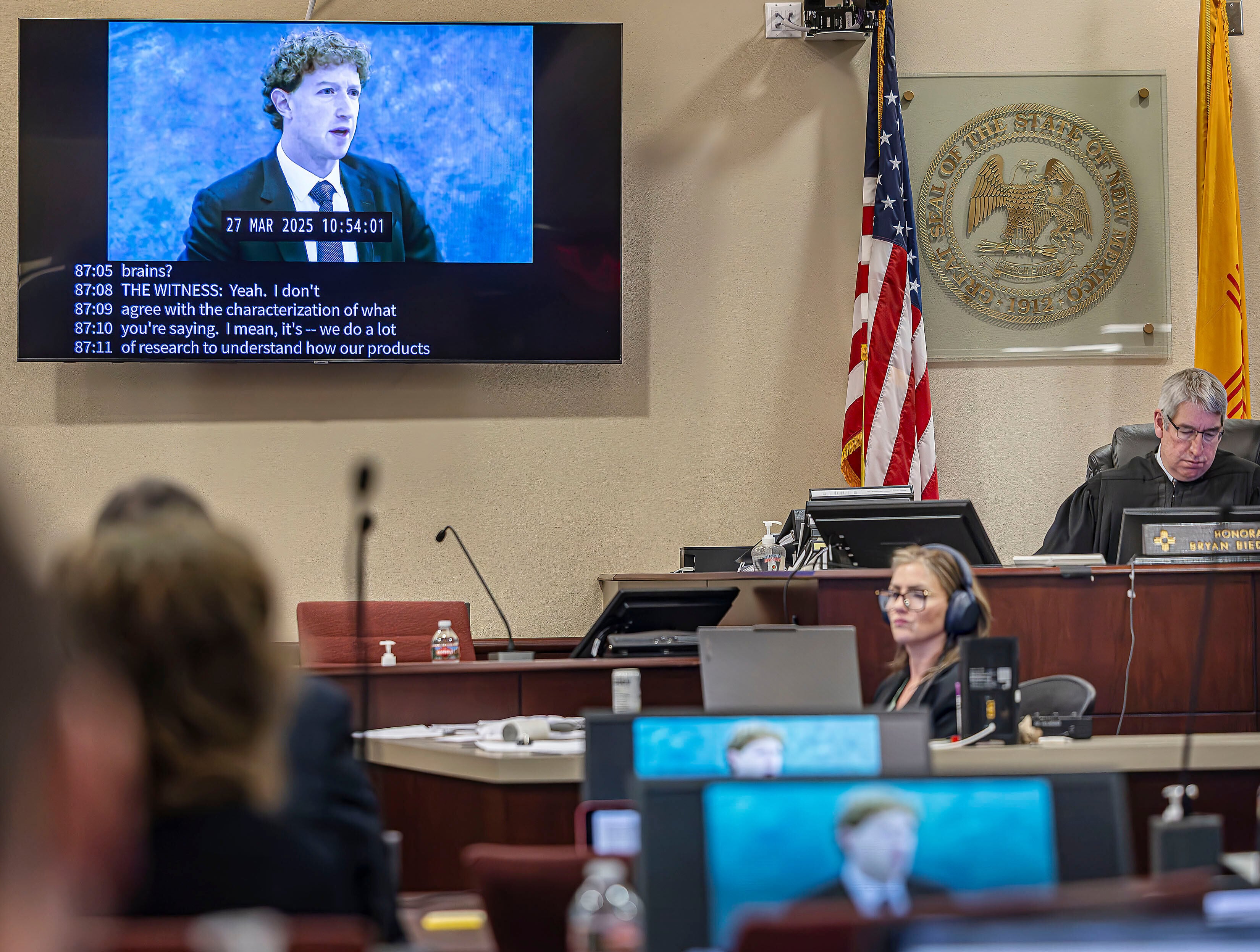 La declaración en video del fundador y director ejecutivo de Meta, Mark Zuckerberg, se reproduce ante el jurado, el miércoles 4 de marzo de 2026, en Santa Fe, Nuevo México. (Jim Weber/Santa Fe New Mexican vía AP, Pool)