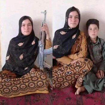 Qamar junto a su hermano.