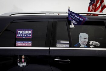 Calcomanías a favor del expresidente