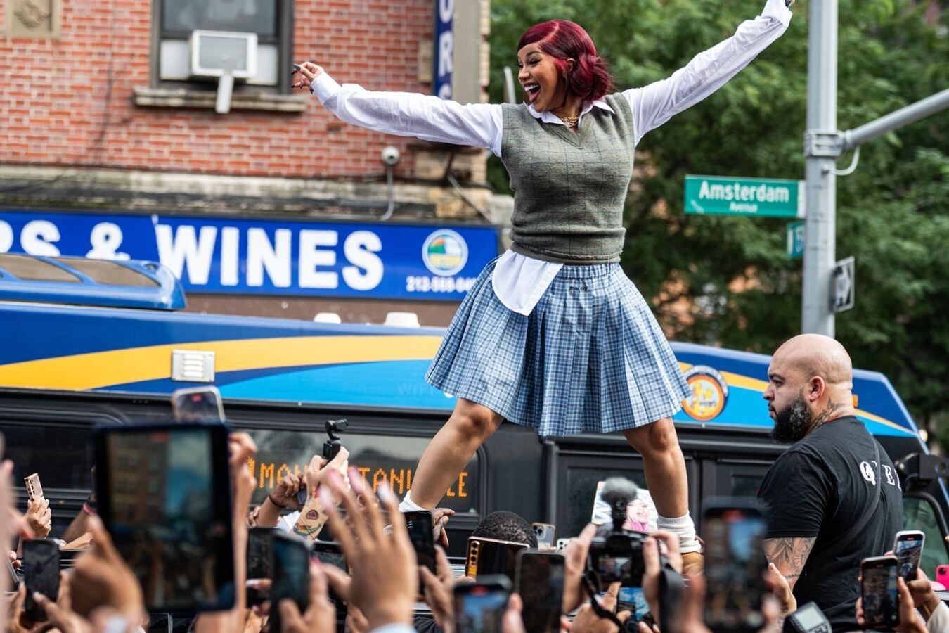 Con su característico carisma, Cardi B saludó a fanáticos en el barrio de Harlem, reforzando sus raíces neoyorquinas.
