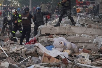 Labores de rescate en un edificio de departamentos afectado por un ataque ruso en Járkov, Ucrania (REUTERS/Vyacheslav Madiyevskyy)