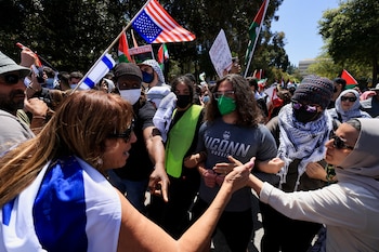 Manifestantes pro palestinos y grupos de apoyo a Israel protagonizan enfrentamientos durante una protesta en el campus de UCLA en Los Ángeles (REUTERS/Archivo)