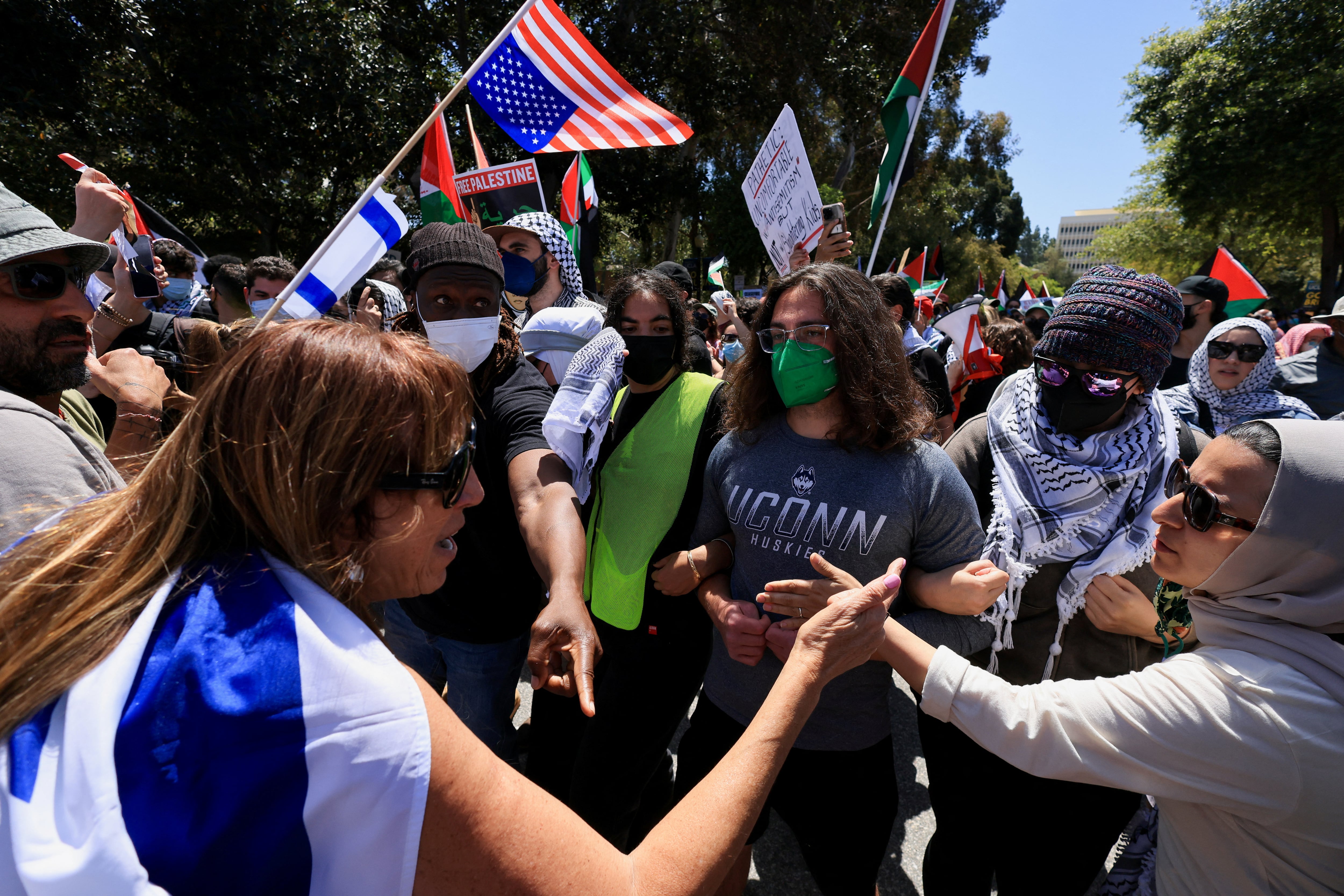 Manifestantes pro palestinos y grupos de apoyo a Israel protagonizan enfrentamientos durante una protesta en el campus de UCLA en Los Ángeles (REUTERS/Archivo)