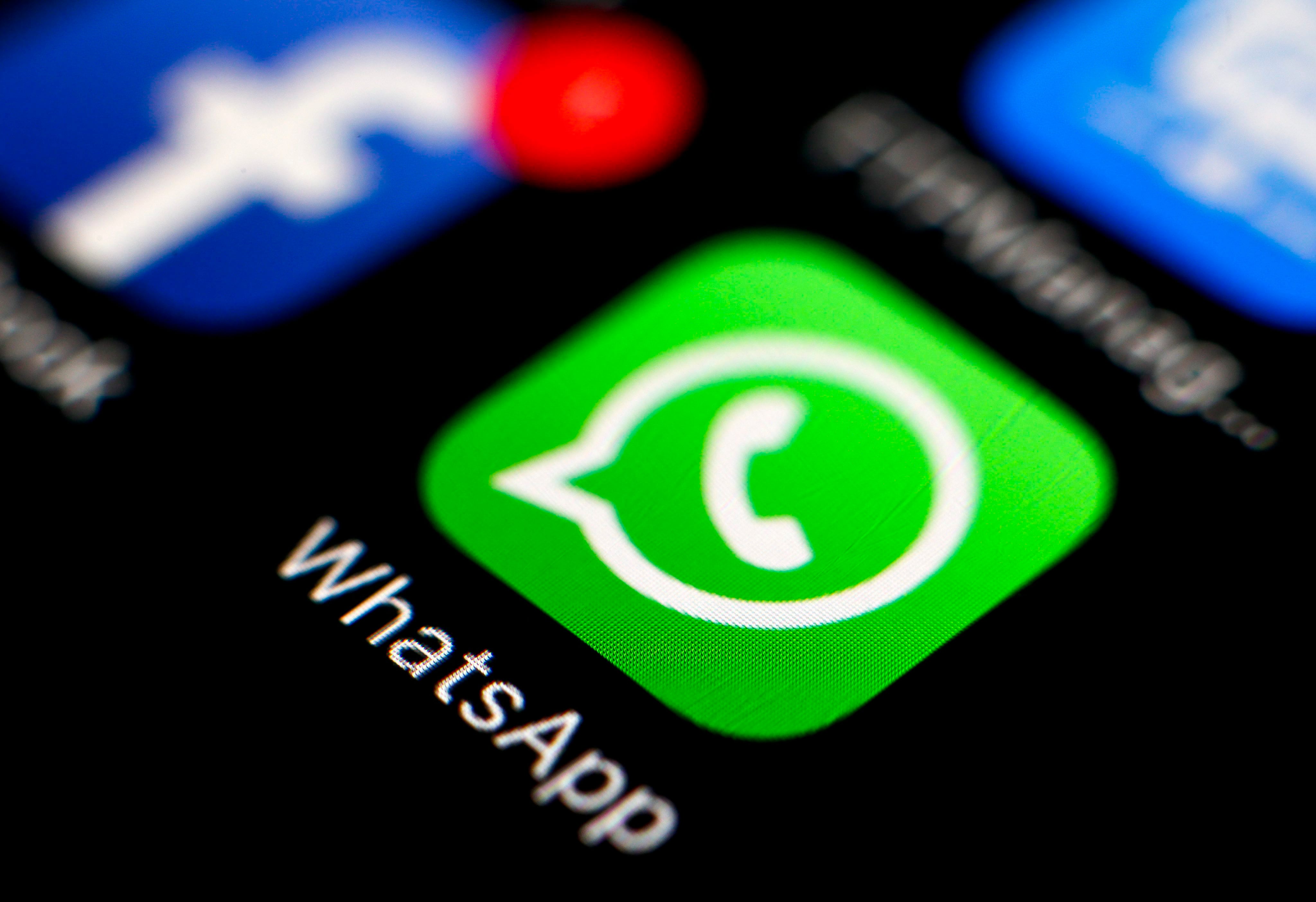 Los errores ortográficos, los enlaces sospechosos y los pedidos de datos personales son señales de una posible estafa en WhatsApp. (Foto: EPA/RITCHIE B. TONGO)