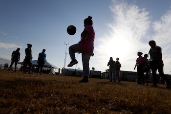 ARCHIVO - Personas juegan fútbol en un centro de detención del gobierno de EE.UU. para niños migrantes, en Carrizo Springs, Texas, el 9 de julio de 2019. (AP Foto/Eric Gay/Archivo)