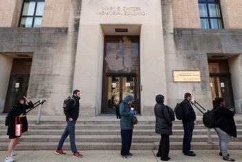 Decenas de empleados del Departamento