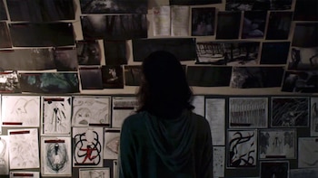 ¿Quién era este Slender Man del que hablaban estas dos pequeñas de sexto grado? Se referían a un personaje ficticio creado por Eric Knudsen, en 2009, como una creepypasta (historias cortas de terror que se suelen compartirse por Internet) para el foro Algo horrible.