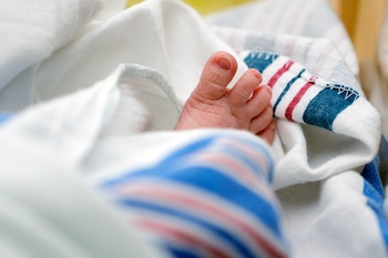 Un bebé en el hospital, imagen de archivo. (AP Foto/Eric Gay)
