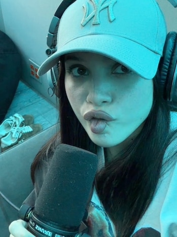 En una de las imágenes, Emilia Mernes se mostró en un estudio de grabación, anticipando nuevas producciones musicales