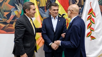Rodrigo Paz con sus nuevos ministros de la Presidencia y Relaciones Exteriores, Fernando Aramayo y Héctor Huanca