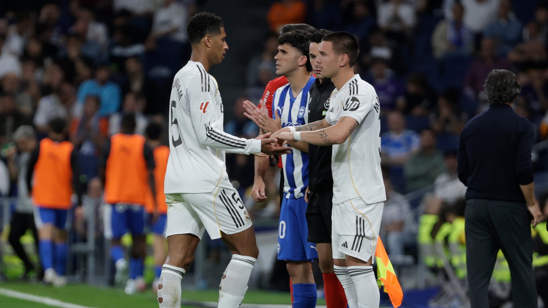 Mastantuono fue silbado por los hinchas del Real Madrid. EFE/Juanjo Martín.