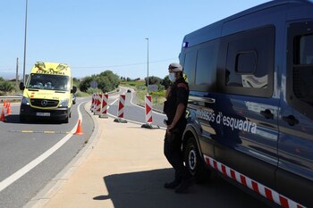 FOTO DE ARCHIVO: Un policía revisa los documentos de personas que viajan en vehículos en la entrada de Lleida después de que el gobierno de Cataluña impusiera nuevas restricciones para controlar un nuevo brote de coronavirus en Lleida, España, el 4 de julio de 2020. REUTERS/Nacho Doce