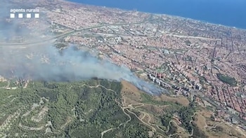 Torre Baró y Ciutat Meridiana quedan confinados por la humareda del incendio de Collserola en Barcelona: ya hay 25 hectáreas afectadas