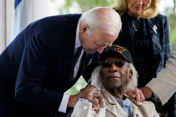 El presidente de EE.UU. Joe Biden y la primera dama Jill Biden se reúnen con un veterano de la Segunda Guerra Mundial en el Cementerio Americano de Normandía. (REUTERS/Elizabeth Frantz)