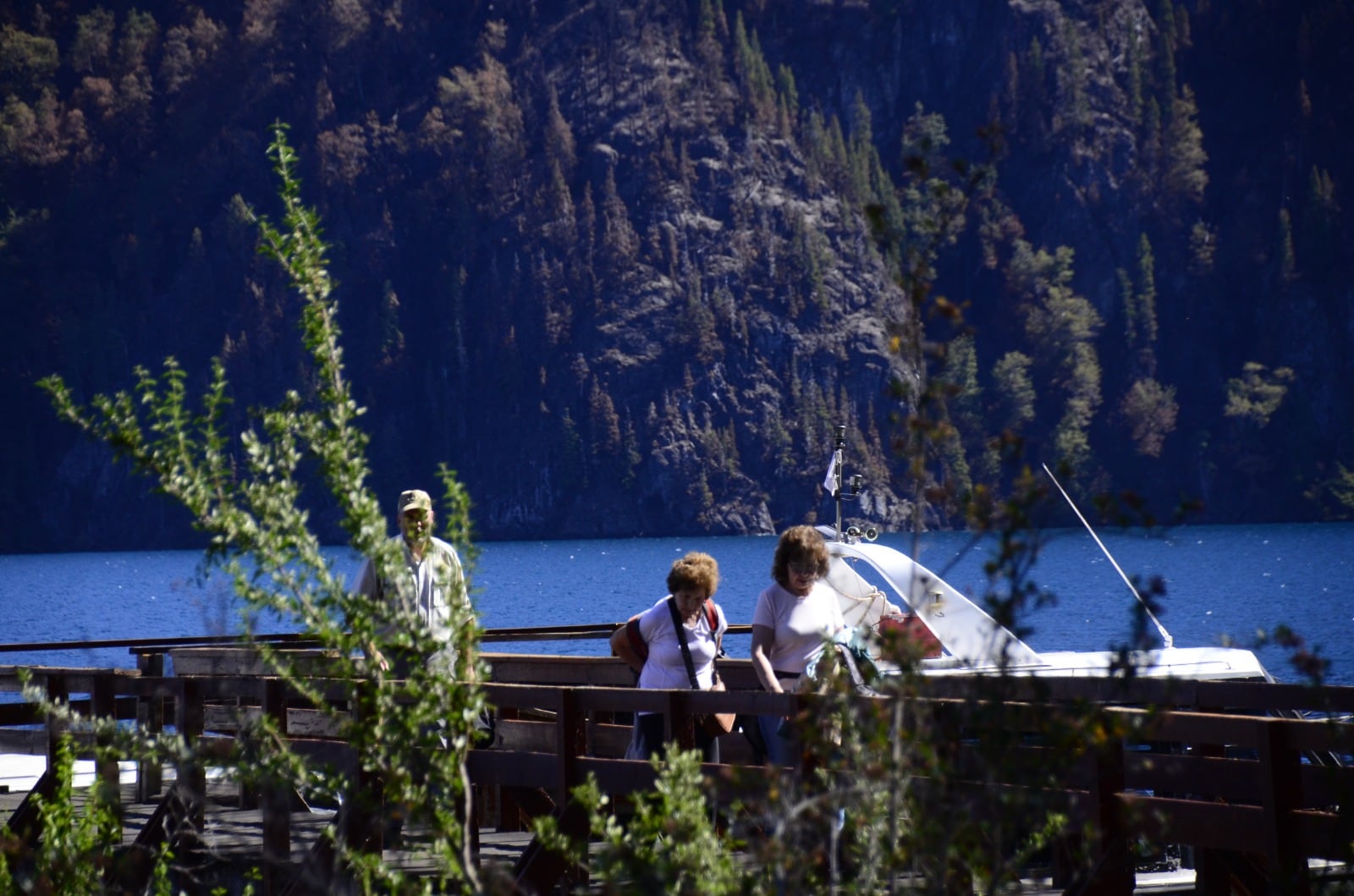 Vecinos y equipos de emergencia colaboran en las bases operativas de Puerto Ciprés y Río al Límite