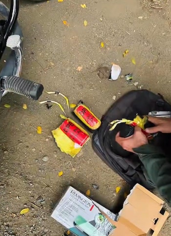 Durante la inspección, las autoridades hallaron una maleta con cuatro artefactos explosivos ocultos en una caja - crédito @PoliciaCali/ X