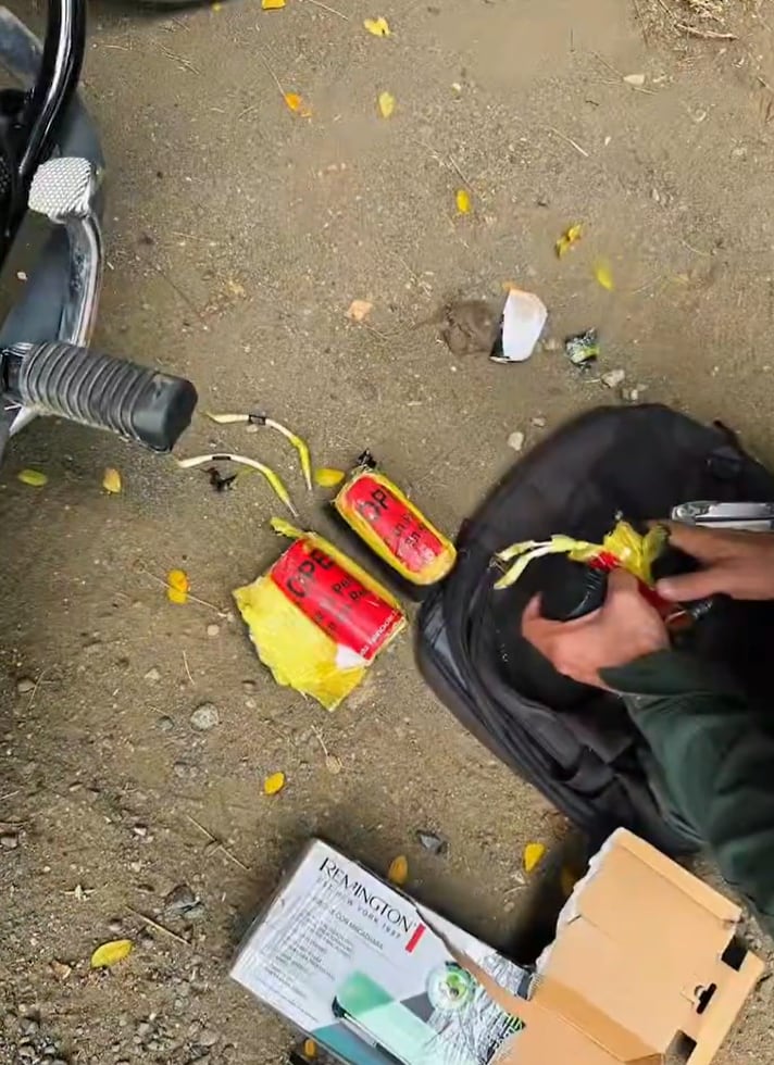 Durante la inspección, las autoridades hallaron una maleta con cuatro artefactos explosivos ocultos en una caja - crédito @PoliciaCali/ X