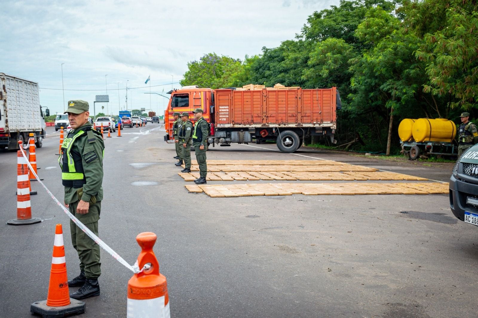El operativo en el Puente General Belgrano permitió el secuestro de 1.646 paquetes de cannabis sativa y un arma de fuego