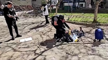 El terrible dolor de un hijo ucraniano al descubrir que un bombardeo de Putin mató a su madre