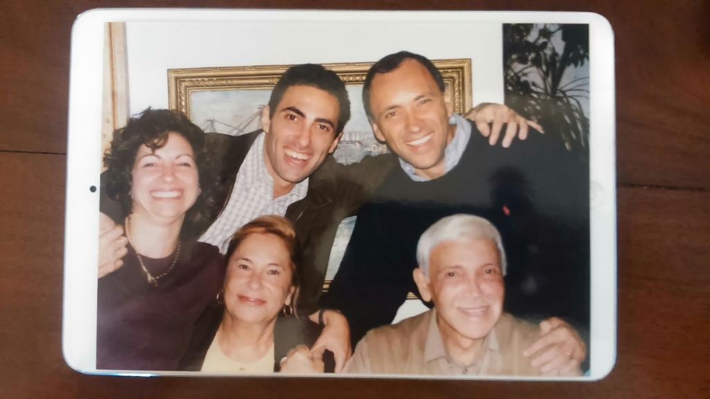 Retrato familiar: Viviana, Diego y Omar, junto a sus padres, Lita y Alejandro Romay (acá falta Mirta, la segunda después de Omar)