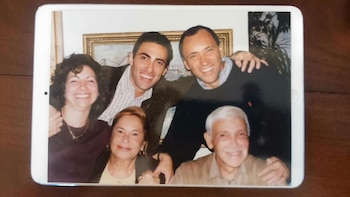 Retrato familiar: Viviana, Diego y Omar, junto a sus padres, Lita y Alejandro Romay (acá falta Mirta, la segunda después de Omar)
