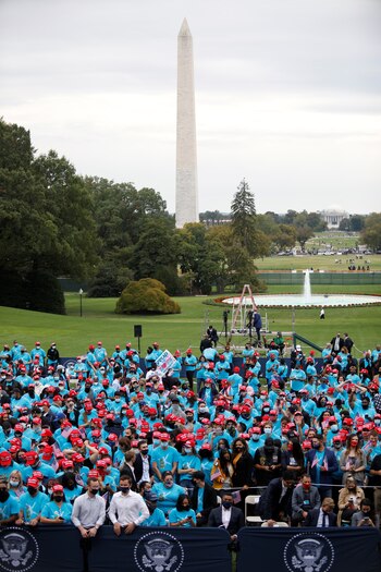 Cientos de seguidores de Trump lo acompañaron en su primer acto de campaña tras la detección del COVID-19