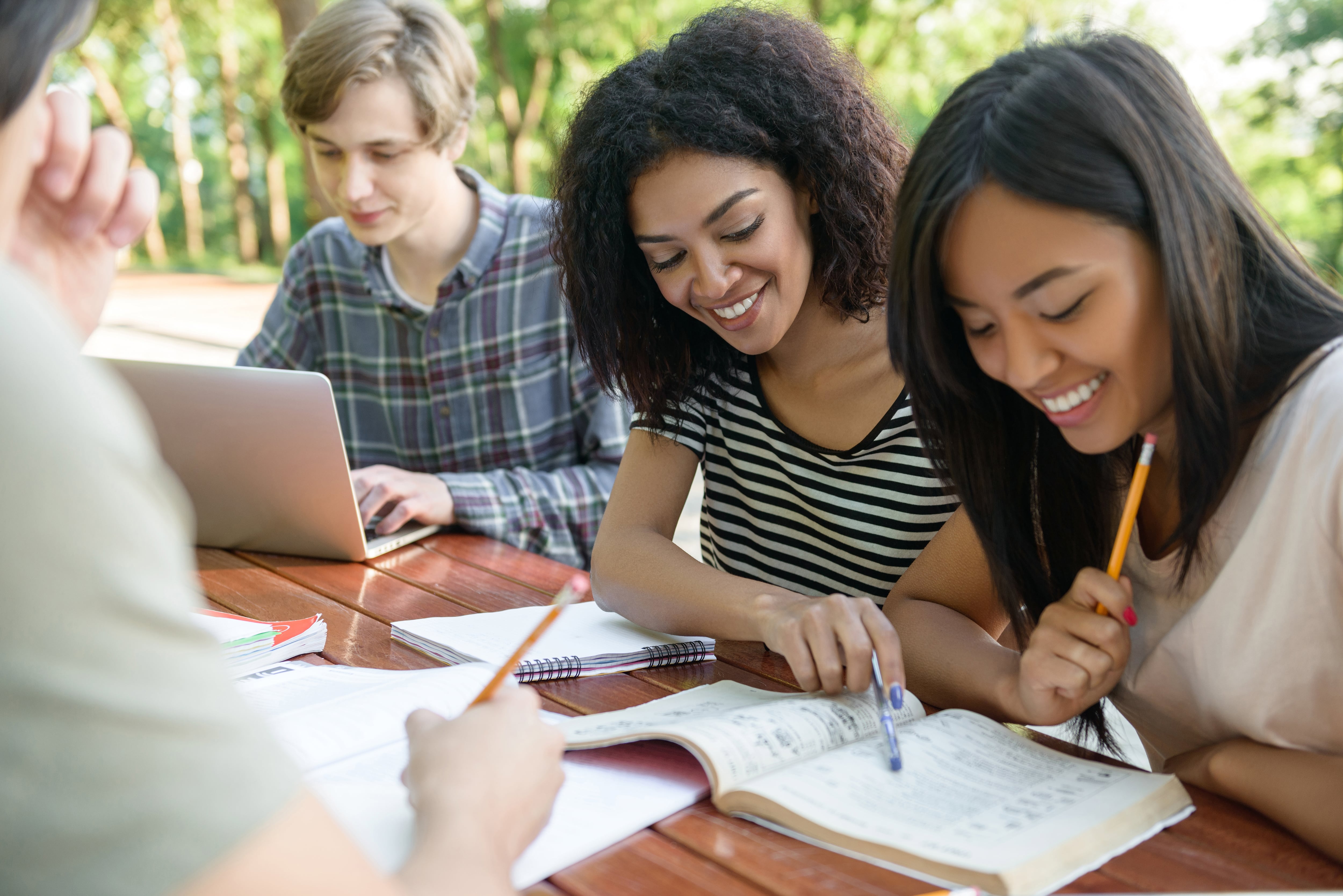 La Universidad Nacional Abierta y a Distancia y Cisco ofrecen cursos gratuitos en programación y tecnologías digitales - crédito Freepik