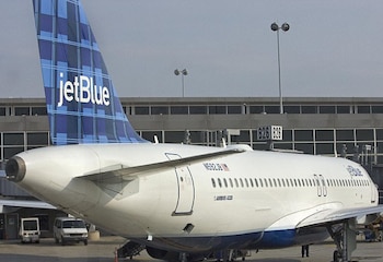La FAA y JetBlue colaboran en una investigación para determinar el origen del dron involucrado en el incidente aéreo