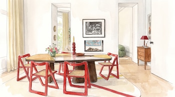 Ilustración de un comedor con una mesa de madera, sillas rojas, un florero, un cuadro en la pared, una chimenea y cortinas claras.