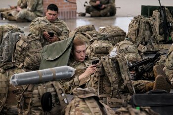 Soldados estadounidenses usan sus celulares