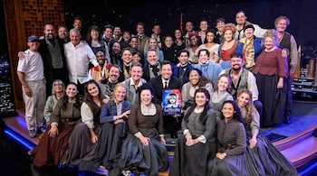 El elenco de Les Misérables interpretó “One Day More” en el estudio 6B del Rockefeller Center de Nueva York