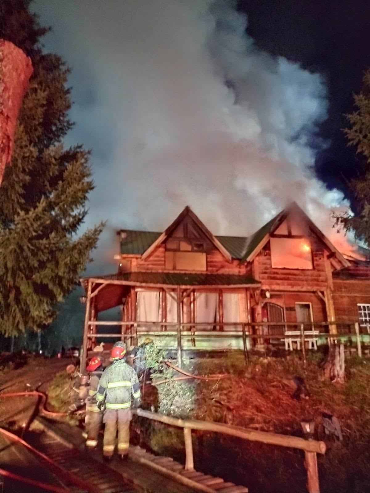 Los Bomberos Voluntarios de Villa La Angostura recibieron la alerta a las 21:18 y encontraron el incendio en pleno desarrollo al llegar al complejo
