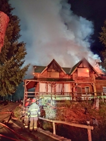 Los Bomberos Voluntarios de Villa La Angostura recibieron la alerta a las 21:18 y encontraron el incendio en pleno desarrollo al llegar al complejo