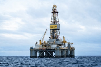Una plataforma petrolera flotante con el cartel Sea Lion en la torre central sobre el mar abierto bajo un cielo nublado.