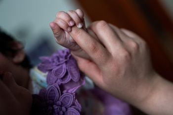 La Corte Suprema rechaza la triple filiación y reafirma el límite legal de dos progenitores en el derecho argentino. (REUTERS/Nathan Howard)