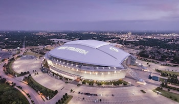 Luis Mauricio Flores Ordóñez enfrenta acusações federais por supostamente usar um drone em espaço aéreo restrito durante uma partida da Copa do Mundo. O hondurenho compareceu pela primeira vez perante um juiz federal no Distrito Norte do Texas. (Foto: Rede Social)