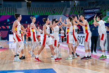 Las españolas celebran durante el