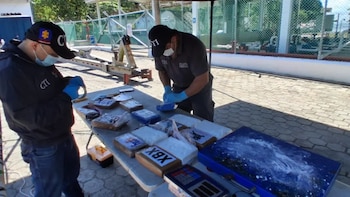 La sustancia encontrada en la embarcación fue identificada como clorhidrato de cocaína. - crédito Armada de Colombia