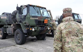 Soldados estadounidenses se paran junto