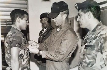 Un joven Milton Revilla, recibiendo