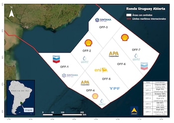 Mapa de la costa de Uruguay que muestra siete bloques marítimos con logotipos de empresas energéticas y una tabla de contratistas