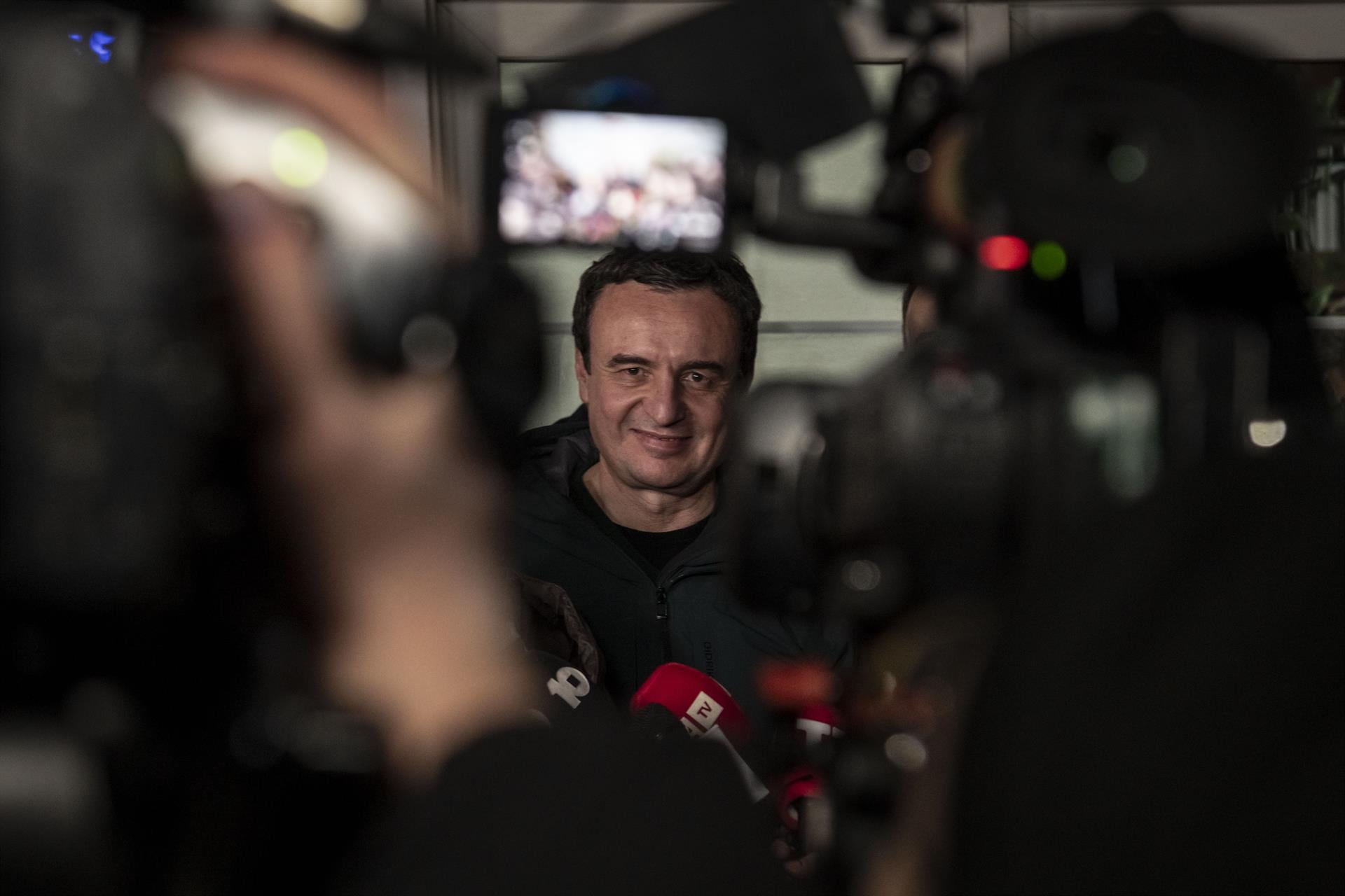 Tras conocerse los primeros cómputos, Kurti instó a acelerar el proceso institucional. “Debemos avanzar lo más rápidamente posible para establecer instituciones”, afirmó el primer ministro interino.