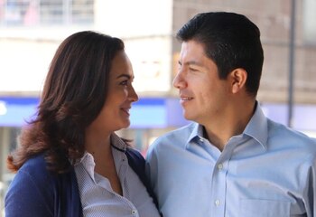 Eduardo Rivera y su esposa