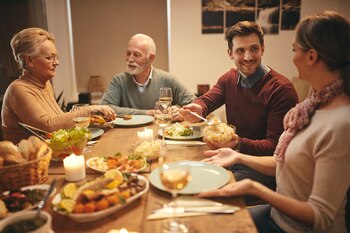 Una familia cenando (Shutterstock)