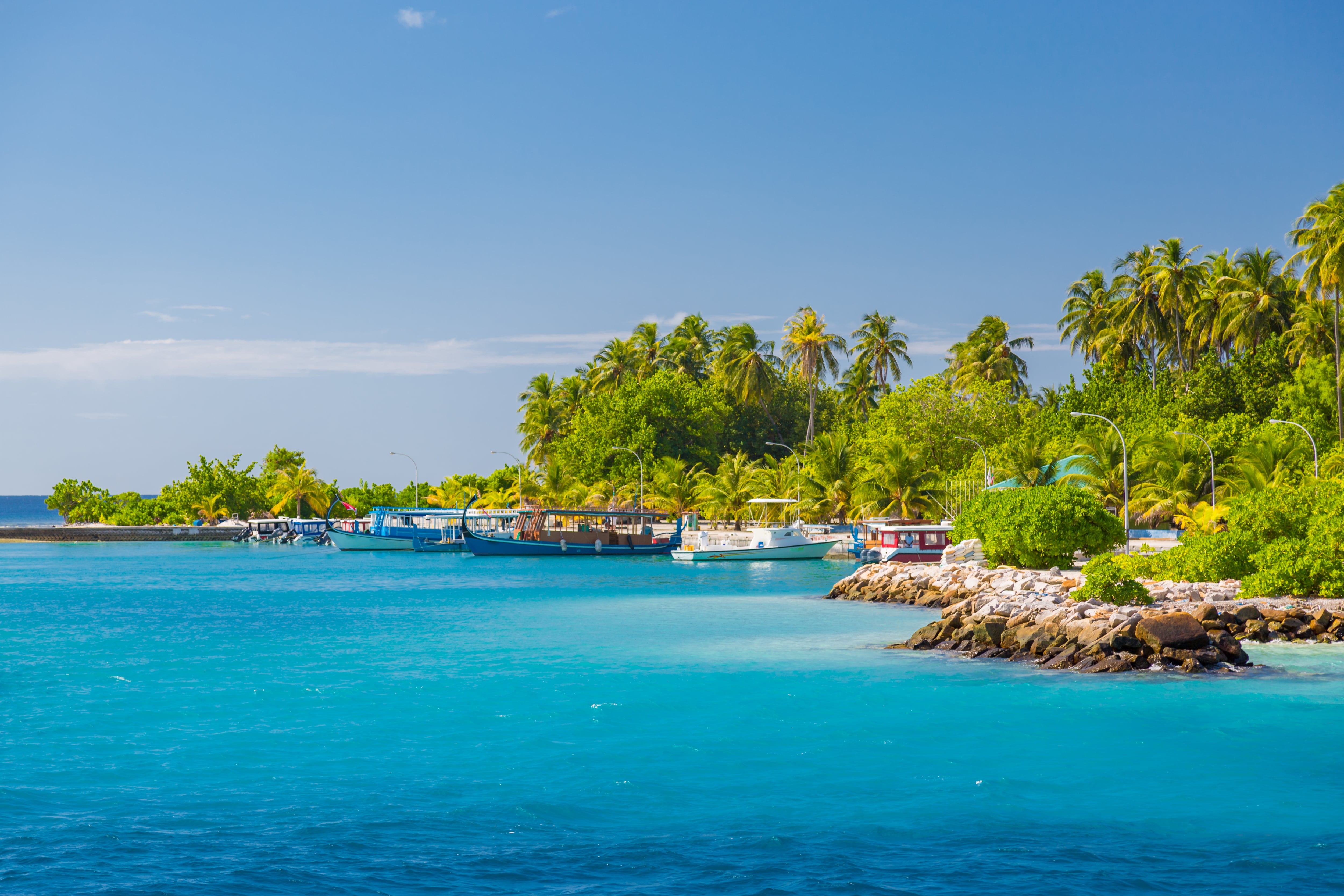 Dhigurah, Maldivas Dhigurah es una isla habitada de Maldivas conocida por sus playas y las excursiones de observación de fauna marina