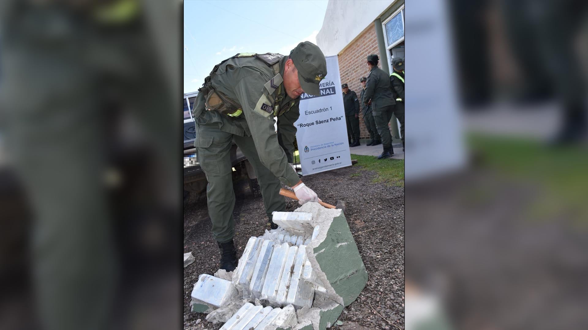 El momento en que un gendarme descubre cocaína dentro de una estructura de cemento