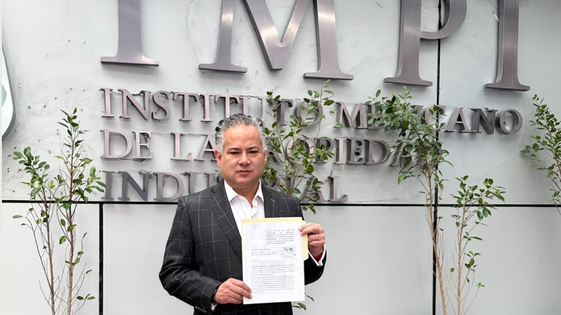 Santiago Nieto presenta denuncia ante el IMPI