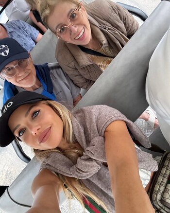 En compañía de sus papás,